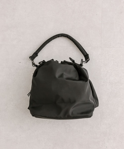 loti（ロティ）の「loti マルチポケット巾着ショルダー（ショルダーバッグ・レディース・ブラック/アイボリー/カーキ・ONE SIZE）」の15枚目の写真