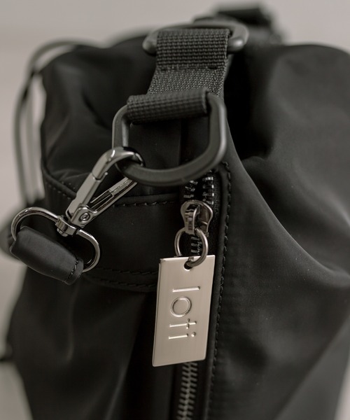 loti（ロティ）の「loti マルチポケット巾着ショルダー（ショルダーバッグ・レディース・ブラック/アイボリー/カーキ・ONE SIZE）」の12枚目の写真