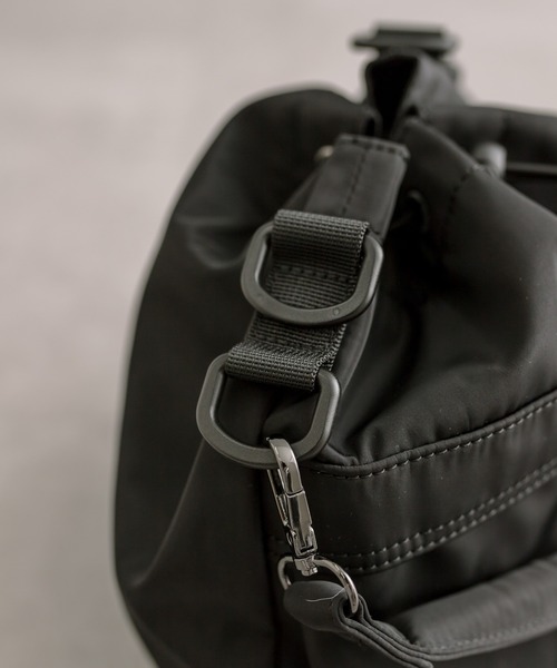 loti（ロティ）の「loti マルチポケット巾着ショルダー（ショルダーバッグ・レディース・ブラック/アイボリー/カーキ・ONE SIZE）」の10枚目の写真