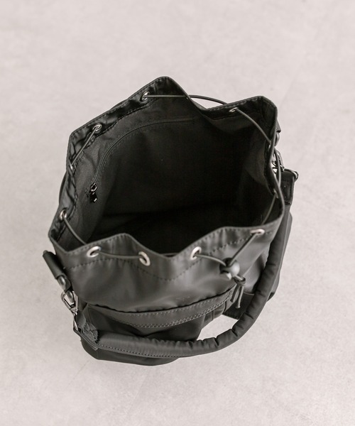 loti（ロティ）の「loti マルチポケット巾着ショルダー（ショルダーバッグ・レディース・ブラック/アイボリー/カーキ・ONE SIZE）」の5枚目の写真