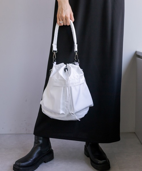 loti（ロティ）の「loti マルチポケット巾着ショルダー（ショルダーバッグ・レディース・ブラック/アイボリー/カーキ・ONE SIZE）」の19枚目の写真