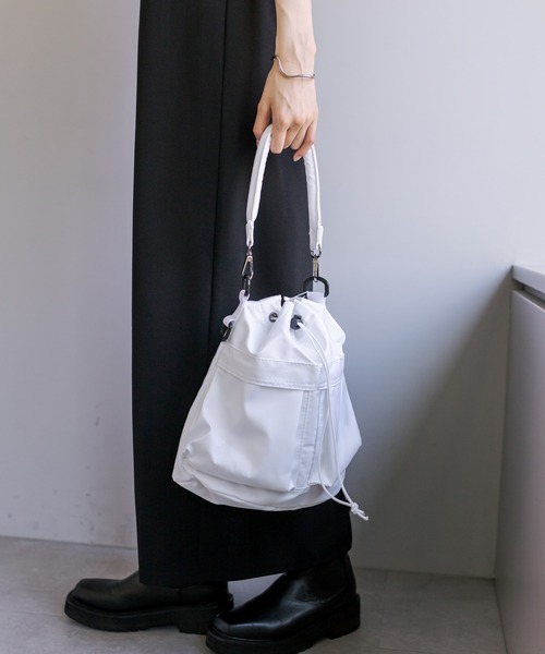 loti（ロティ）の「loti マルチポケット巾着ショルダー（ショルダーバッグ・レディース・ブラック/アイボリー/カーキ・ONE SIZE）」の18枚目の写真