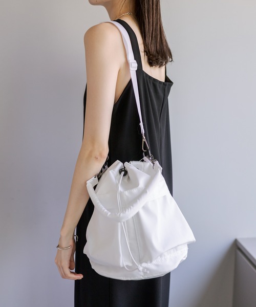 loti（ロティ）の「loti マルチポケット巾着ショルダー（ショルダーバッグ・レディース・ブラック/アイボリー/カーキ・ONE SIZE）」の17枚目の写真