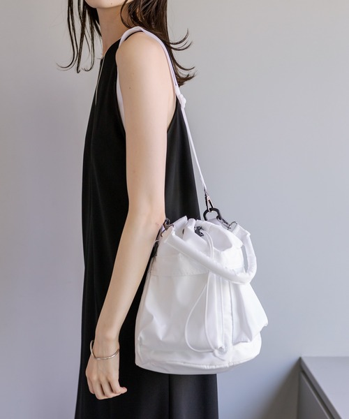 loti（ロティ）の「loti マルチポケット巾着ショルダー（ショルダーバッグ・レディース・ブラック/アイボリー/カーキ・ONE SIZE）」の16枚目の写真