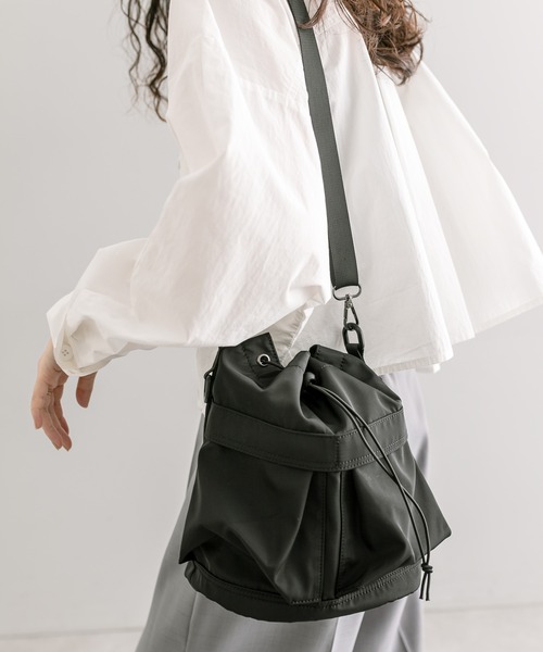 loti（ロティ）の「loti マルチポケット巾着ショルダー（ショルダーバッグ・レディース・ブラック/アイボリー/カーキ・ONE SIZE）」の21枚目の写真