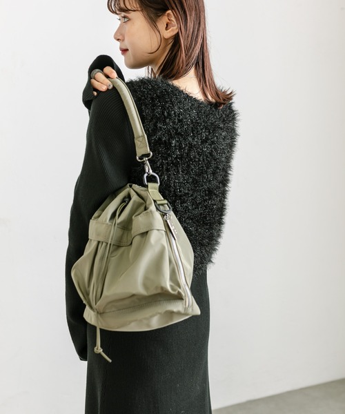 loti（ロティ）の「loti マルチポケット巾着ショルダー（ショルダーバッグ・レディース・ブラック/アイボリー/カーキ・ONE SIZE）」の22枚目の写真