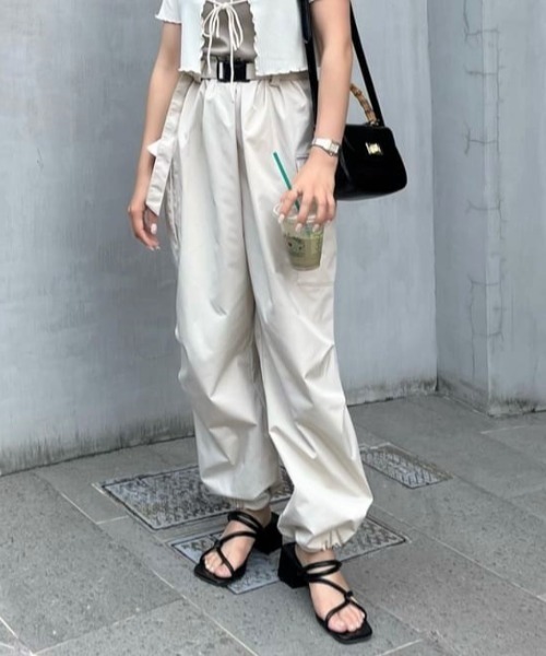 FREE'S MART（フリーズマート）の「ベルト付きパラシュートパンツ（カーゴパンツ・レディース・ブラック/ライトベージュ・MEDIUM/SMALL）」の2枚目の写真