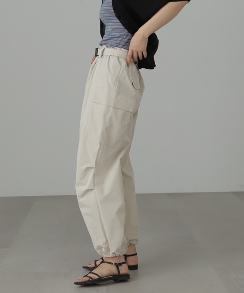FREE'S MART（フリーズマート）の「ベルト付きパラシュートパンツ（カーゴパンツ・レディース・ブラック/ライトベージュ・MEDIUM/SMALL）」の11枚目の写真