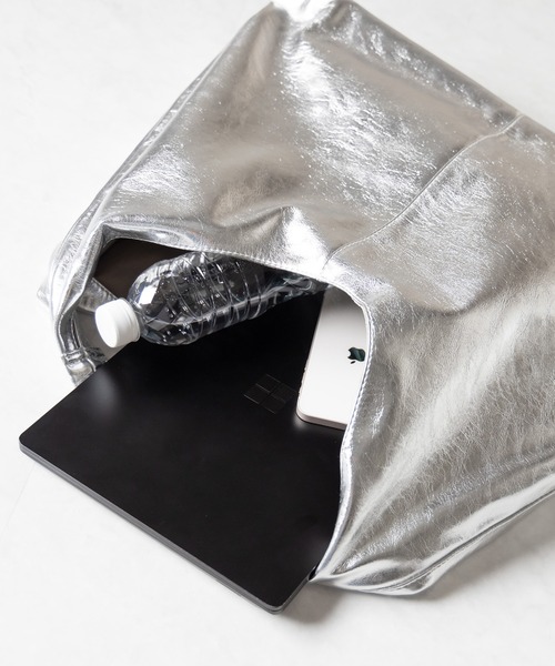 me+em select（ミームセレクト）の「【 ２color ／大容量 】メタリックヴィーガンレザートライアングルトートバッグ（トートバッグ・レディース・ブラック/シルバー・FREE）」の3枚目の写真