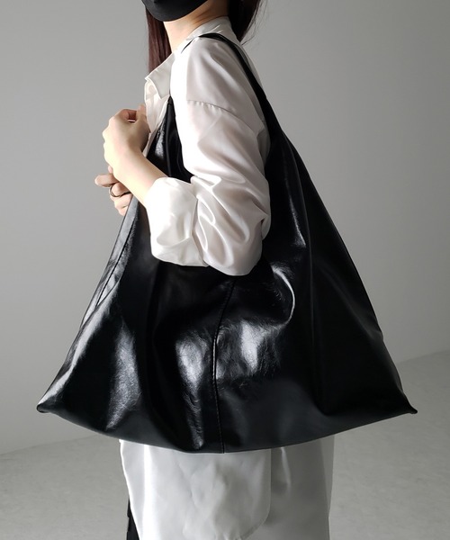 me+em select（ミームセレクト）の「【 ２color ／大容量 】メタリックヴィーガンレザートライアングルトートバッグ（トートバッグ・レディース・ブラック/シルバー・FREE）」の6枚目の写真