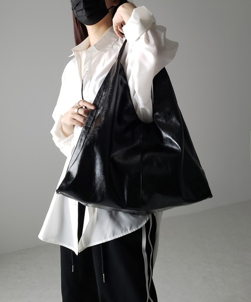 me+em select（ミームセレクト）の「【 ２color ／大容量 】メタリックヴィーガンレザートライアングルトートバッグ（トートバッグ・レディース・ブラック/シルバー・FREE）」の7枚目の写真