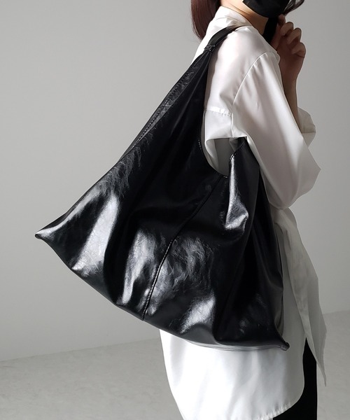 me+em select（ミームセレクト）の「【 ２color ／大容量 】メタリックヴィーガンレザートライアングルトートバッグ（トートバッグ・レディース・ブラック/シルバー・FREE）」の8枚目の写真