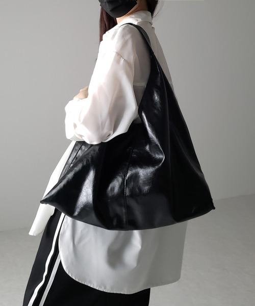 me+em select（ミームセレクト）の「【 ２color ／大容量 】メタリックヴィーガンレザートライアングルトートバッグ（トートバッグ・レディース・ブラック/シルバー・FREE）」の9枚目の写真