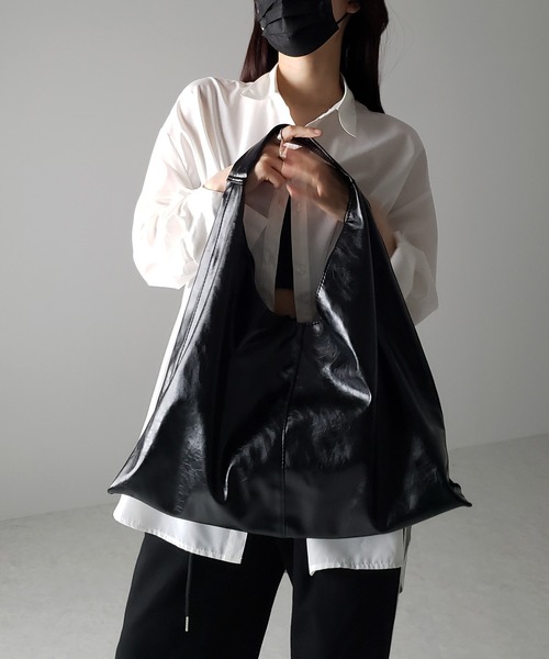 me+em select（ミームセレクト）の「【 ２color ／大容量 】メタリックヴィーガンレザートライアングルトートバッグ（トートバッグ・レディース・ブラック/シルバー・FREE）」の11枚目の写真