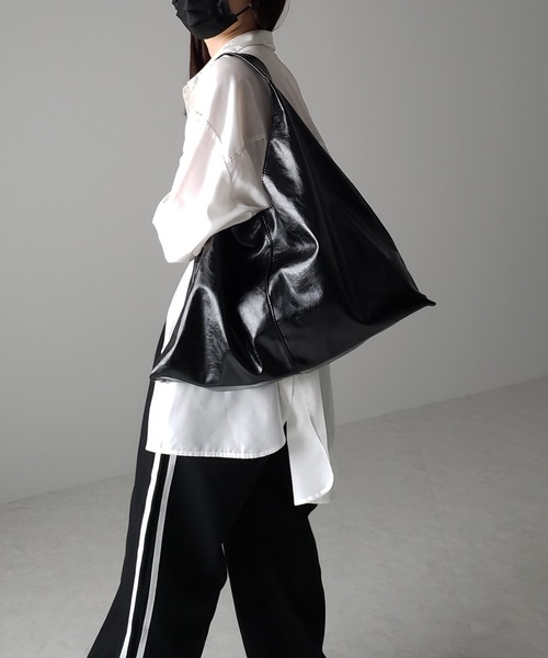 me+em select（ミームセレクト）の「【 ２color ／大容量 】メタリックヴィーガンレザートライアングルトートバッグ（トートバッグ・レディース・ブラック/シルバー・FREE）」の14枚目の写真