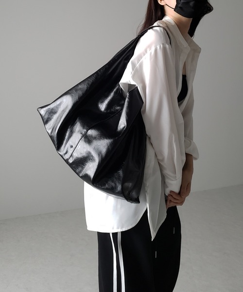 me+em select（ミームセレクト）の「【 ２color ／大容量 】メタリックヴィーガンレザートライアングルトートバッグ（トートバッグ・レディース・ブラック/シルバー・FREE）」の16枚目の写真