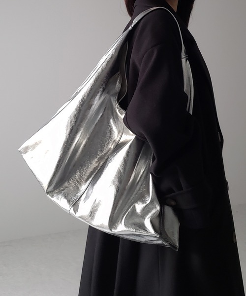 me+em select（ミームセレクト）の「【 ２color ／大容量 】メタリックヴィーガンレザートライアングルトートバッグ（トートバッグ・レディース・ブラック/シルバー・FREE）」の18枚目の写真