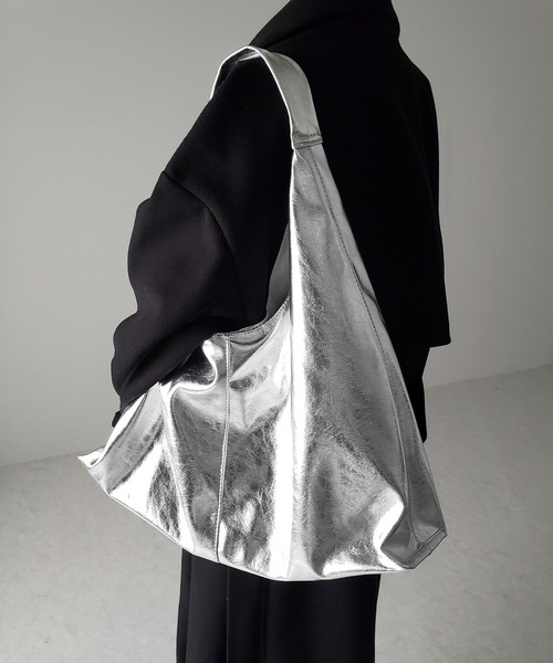 me+em select（ミームセレクト）の「【 ２color ／大容量 】メタリックヴィーガンレザートライアングルトートバッグ（トートバッグ・レディース・ブラック/シルバー・FREE）」の19枚目の写真