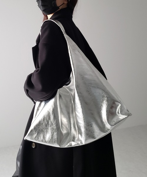 me+em select（ミームセレクト）の「【 ２color ／大容量 】メタリックヴィーガンレザートライアングルトートバッグ（トートバッグ・レディース・ブラック/シルバー・FREE）」の21枚目の写真