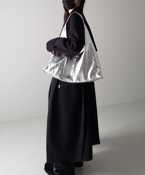 me+em select（ミームセレクト）の「【 ２color ／大容量 】メタリックヴィーガンレザートライアングルトートバッグ（トートバッグ・レディース・ブラック/シルバー・FREE）」の22枚目の写真
