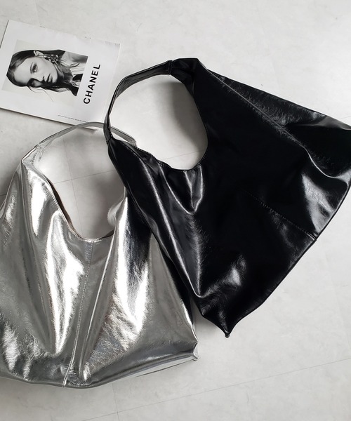 me+em select（ミームセレクト）の「【 ２color ／大容量 】メタリックヴィーガンレザートライアングルトートバッグ（トートバッグ・レディース・ブラック/シルバー・FREE）」の5枚目の写真