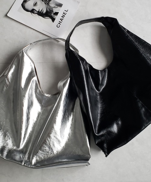 me+em select（ミームセレクト）の「【 ２color ／大容量 】メタリックヴィーガンレザートライアングルトートバッグ（トートバッグ・レディース・ブラック/シルバー・FREE）」の4枚目の写真