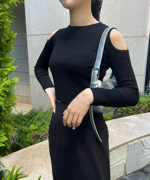 SPIGA(スピーガ)の「オープンショルダーニット(ニット/セーター・レディース・ブラック/ワイン/ホワイト・FREE)」の1枚目の写真