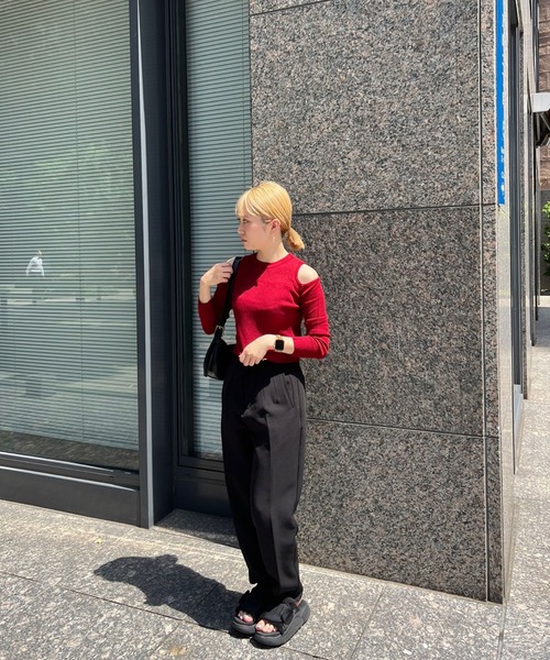 SPIGA(スピーガ)の「オープンショルダーニット(ニット/セーター・レディース・ブラック/ワイン/ホワイト・FREE)」の4枚目の写真