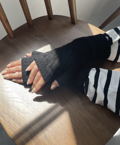 WILLIAM BRUNTON(ウィリアムブラントン)の「【WILLIAM BRUNTON】CASHMERE CABLE WRISTWARM ...