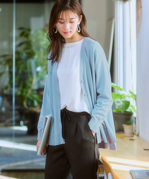 7days Life Styling(セブンデイズライフスタイリング)の「サイドスリットVネックカーディガン(毛玉になりにくい・静電防止・UVカット・タンブル乾燥OK)(ニット/セーター・レディース・ネイビー/サックスブルー/杢グレー・S/M/L/LL)」の2枚目の写真