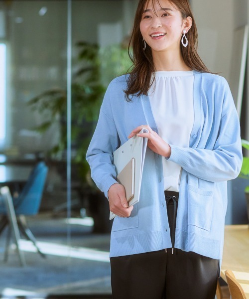 7days Life Styling(セブンデイズライフスタイリング)の「サイドスリットVネックカーディガン(毛玉になりにくい・静電防止・UVカット・タンブル乾燥OK)(ニット/セーター・レディース・ネイビー/サックスブルー/杢グレー・S/M/L/LL)」の4枚目の写真