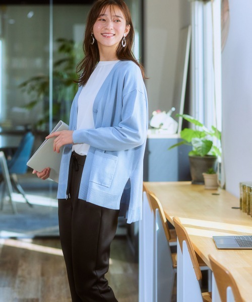 7days Life Styling(セブンデイズライフスタイリング)の「サイドスリットVネックカーディガン(毛玉になりにくい・静電防止・UVカット・タンブル乾燥OK)(ニット/セーター・レディース・ネイビー/サックスブルー/杢グレー・S/M/L/LL)」の6枚目の写真