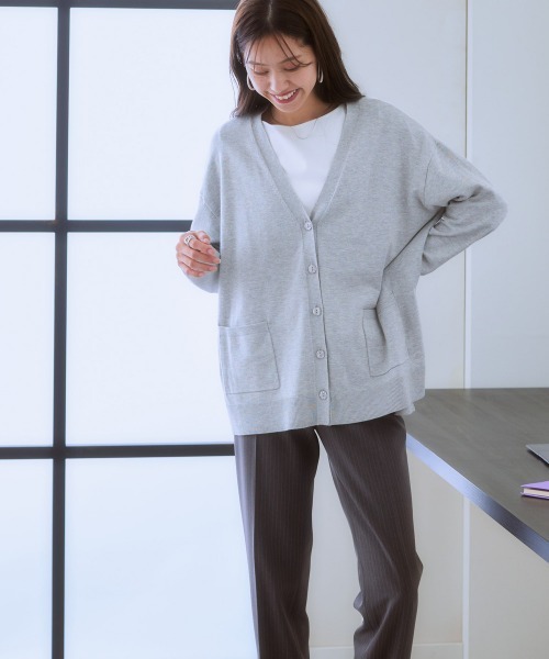 7days Life Styling(セブンデイズライフスタイリング)の「サイドスリットVネックカーディガン(毛玉になりにくい・静電防止・UVカット・タンブル乾燥OK)(ニット/セーター・レディース・ネイビー/サックスブルー/杢グレー・S/M/L/LL)」の9枚目の写真