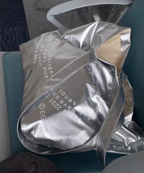 Vipoa（ヴィポア）の「URBAN OVAL LOGO BIG TOTE BAG（トートバッグ・レディース・シルバー/ブラック・FREE）」の5枚目の写真