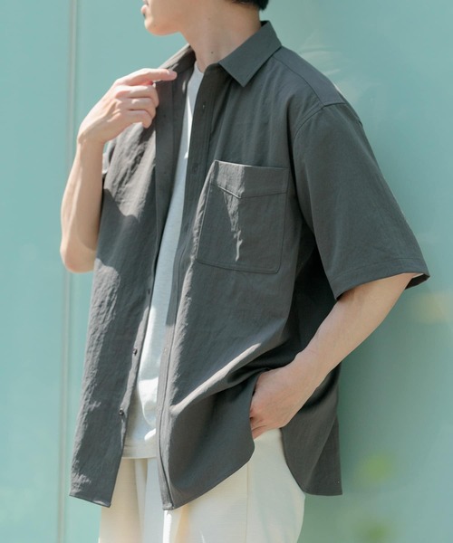ITEMS URBANRESEARCH(アイテムズ アーバンリサーチ)の「ユーティリティ ショートスリーブシャツ(シャツ/ブラウス・メンズ・カーキ/ブラウン系その他/ダークグレー・LARGE/MEDIUM)」の2枚目の写真