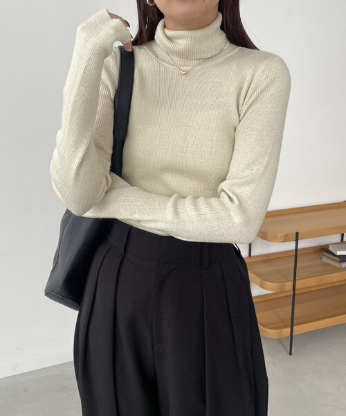 CAPRICIEUX LE'MAGE（カプリシューレマージュ）の「ハイネックリブプルオーバー（ニット/セーター・レディース・ホワイト/ブラック/グレイッシュベージュ/アイボリー・FREE）」の2枚目の写真