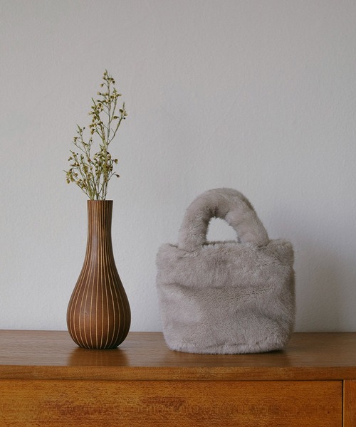 EFOLE(エフォル)の「Fakefur mini 2way bag/フェイクファー ミニ 2wayバッグ(ショルダーバッグ・レディース・ベージュ/グレー・FREE)」の2枚目の写真