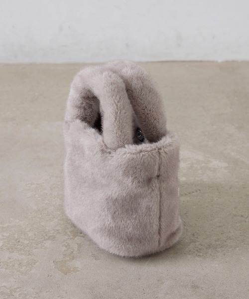 EFOLE(エフォル)の「Fakefur mini 2way bag/フェイクファー ミニ 2wayバッグ(ショルダーバッグ・レディース・ベージュ/グレー・FREE)」の3枚目の写真