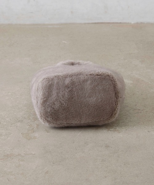 EFOLE(エフォル)の「Fakefur mini 2way bag/フェイクファー ミニ 2wayバッグ(ショルダーバッグ・レディース・ベージュ/グレー・FREE)」の4枚目の写真