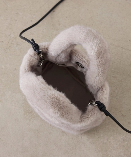 EFOLE(エフォル)の「Fakefur mini 2way bag/フェイクファー ミニ 2wayバッグ(ショルダーバッグ・レディース・ベージュ/グレー・FREE)」の5枚目の写真