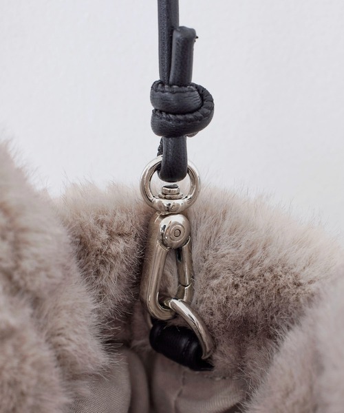 EFOLE(エフォル)の「Fakefur mini 2way bag/フェイクファー ミニ 2wayバッグ(ショルダーバッグ・レディース・ベージュ/グレー・FREE)」の7枚目の写真