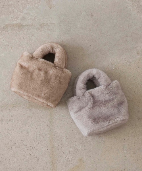 EFOLE(エフォル)の「Fakefur mini 2way bag/フェイクファー ミニ 2wayバッグ(ショルダーバッグ・レディース・ベージュ/グレー・FREE)」の8枚目の写真