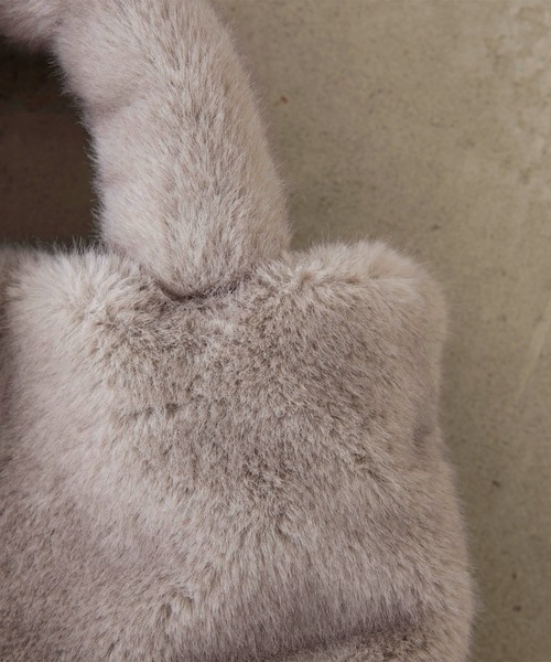 EFOLE(エフォル)の「Fakefur mini 2way bag/フェイクファー ミニ 2wayバッグ(ショルダーバッグ・レディース・ベージュ/グレー・FREE)」の9枚目の写真