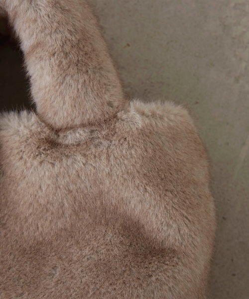 EFOLE(エフォル)の「Fakefur mini 2way bag/フェイクファー ミニ 2wayバッグ(ショルダーバッグ・レディース・ベージュ/グレー・FREE)」の10枚目の写真