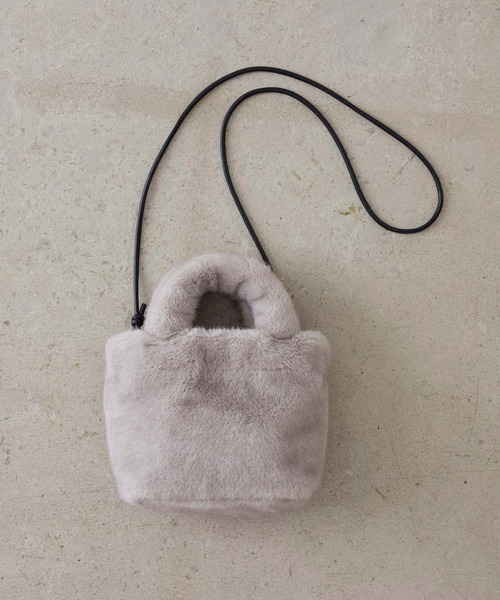 EFOLE(エフォル)の「Fakefur mini 2way bag/フェイクファー ミニ 2wayバッグ(ショルダーバッグ・レディース・ベージュ/グレー・FREE)」の13枚目の写真