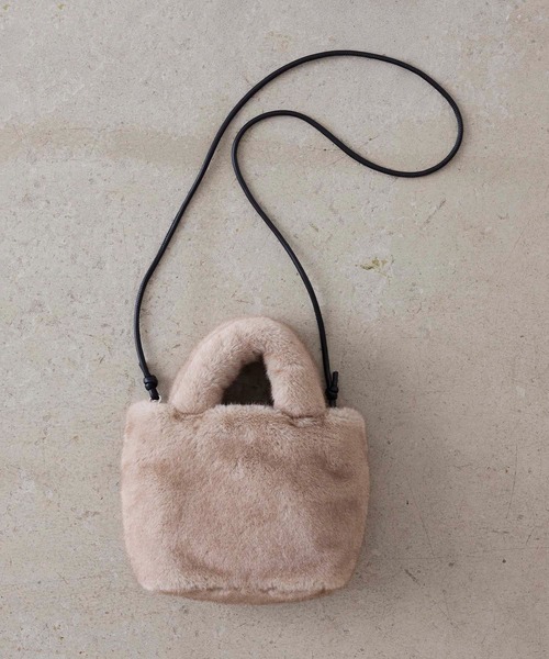 EFOLE(エフォル)の「Fakefur mini 2way bag/フェイクファー ミニ 2wayバッグ(ショルダーバッグ・レディース・ベージュ/グレー・FREE)」の14枚目の写真