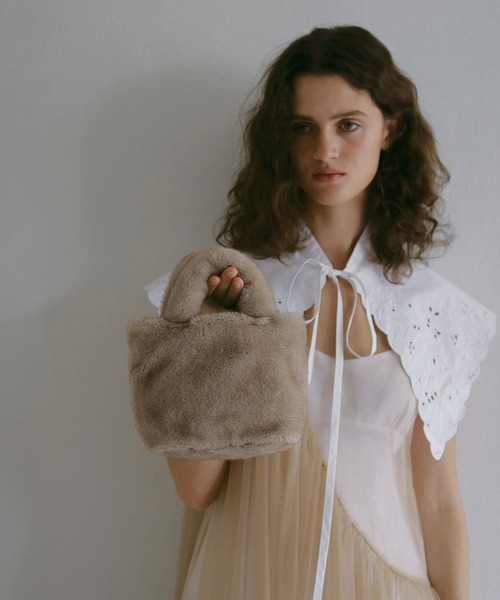 EFOLE(エフォル)の「Fakefur mini 2way bag/フェイクファー ミニ 2wayバッグ(ショルダーバッグ・レディース・ベージュ/グレー・FREE)」の11枚目の写真