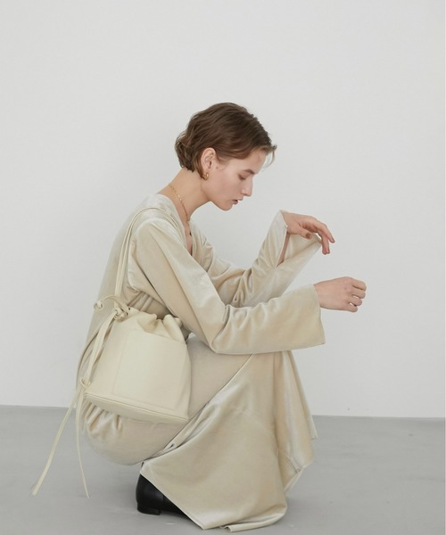 LA PEAU DE GEM(ラポドゥジェム)の「【LA PEAU DE GEM】GEM KNOT DRAWSTING LEATHER BAG(ショルダーバッグ・レディース・アイボリー・FREE)」の4枚目の写真