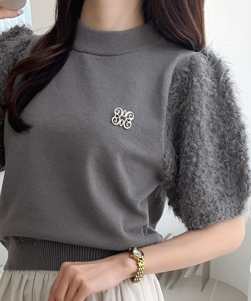mily bilet(ミウィビレット)の「【mily bilet】洗練されたフェミニンニット。ブローチ付き肩シャギーパフスリーブプルオーバー(ニット)(ニット/セーター・レディース・チャコールグレー/アイボリー/ピンク/ライトグレー・SMALL/MEDIUM/LARGE/X-LARGE)」の2枚目の写真