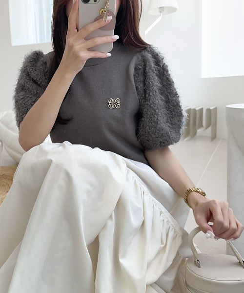mily bilet(ミウィビレット)の「【mily bilet】洗練されたフェミニンニット。ブローチ付き肩シャギーパフスリーブプルオーバー(ニット)(ニット/セーター・レディース・チャコールグレー/アイボリー/ピンク/ライトグレー・SMALL/MEDIUM/LARGE/X-LARGE)」の13枚目の写真